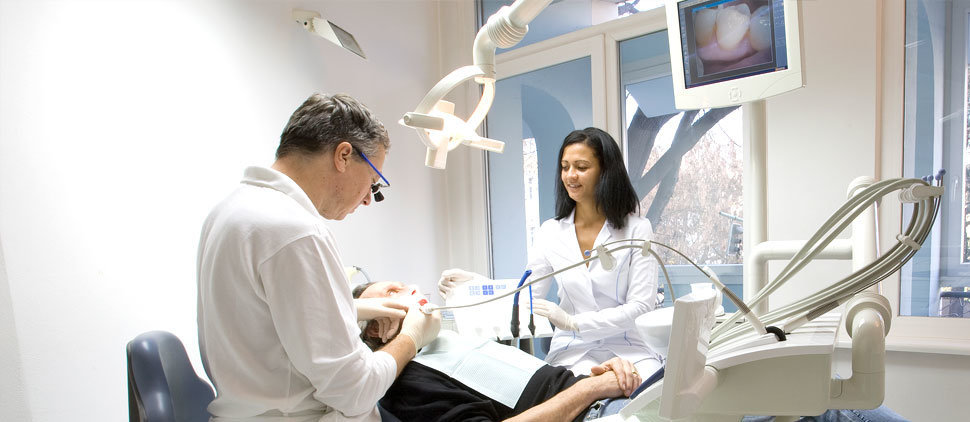 Mittels Life-intraoral Kamera wird Ihnen der genaue Überblick ermöglicht.